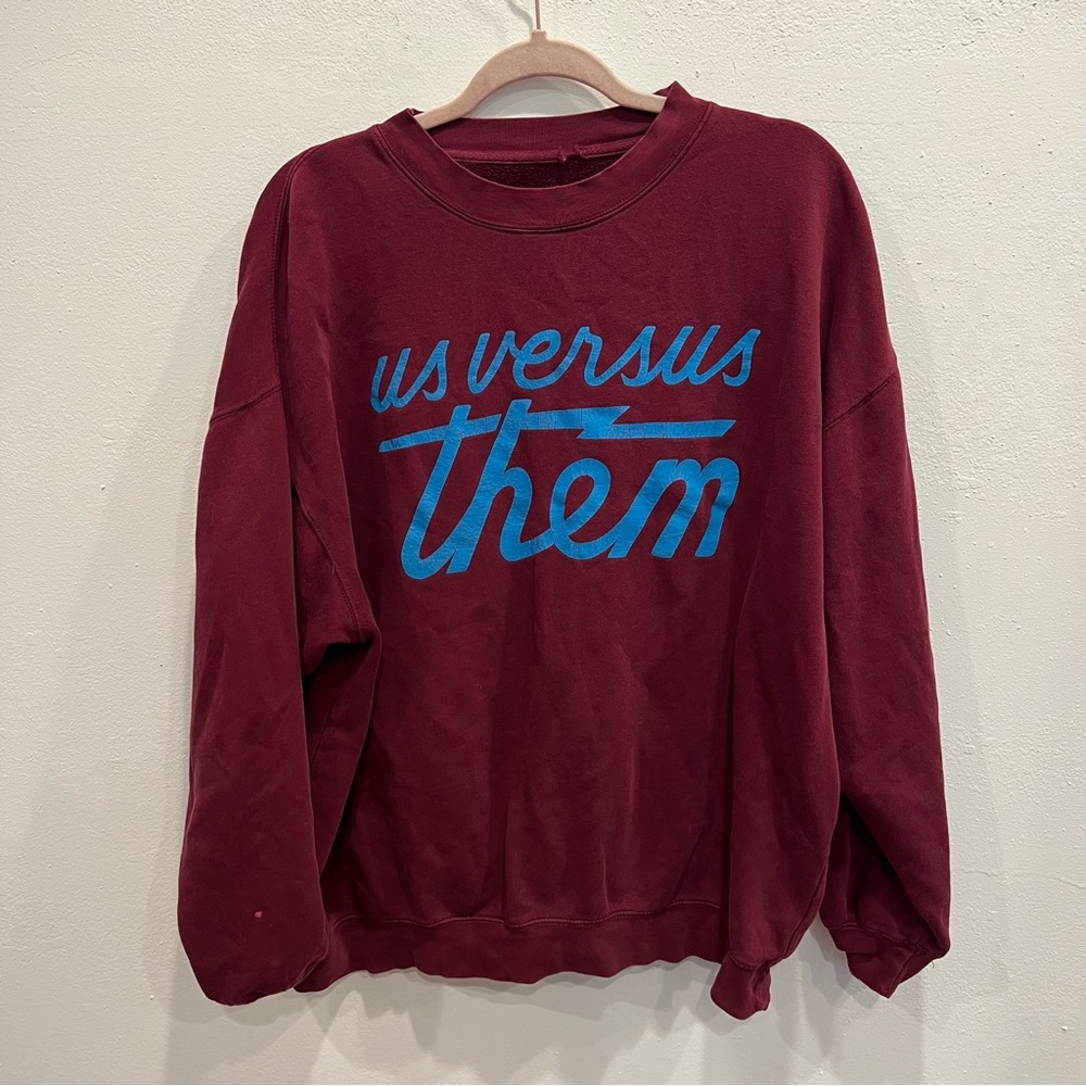 Classic Us Versus Them Long Sleeve Sweat Shirt Men’s Size Large Red Blue B3